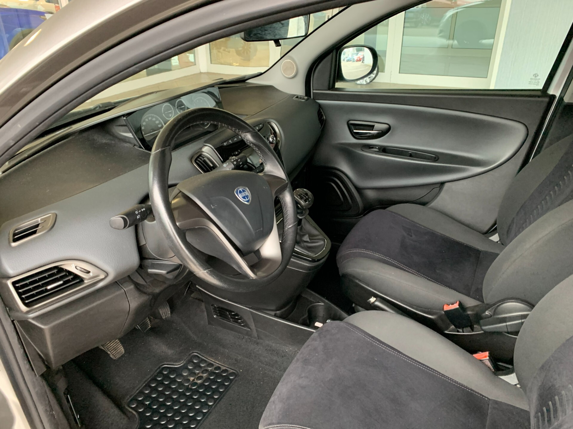 Lancia Ypsilon 0.9 TwinAir 85 CV 5 porte S&S Platinum